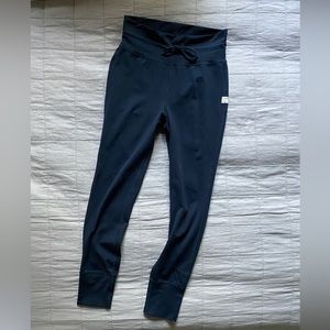 Vuori Daily Legging Size M Navy Blue with Drawcord